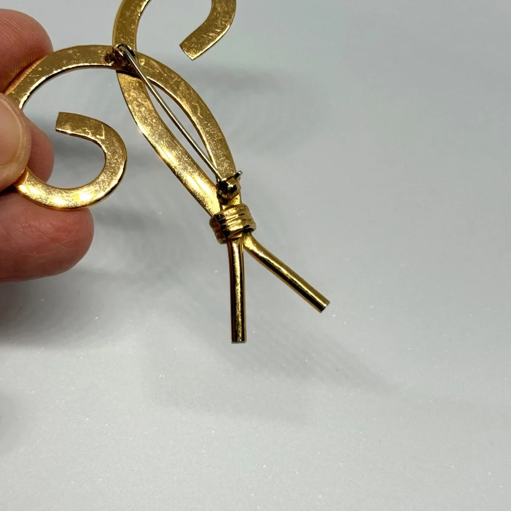 Gold Metal‎ Brooch